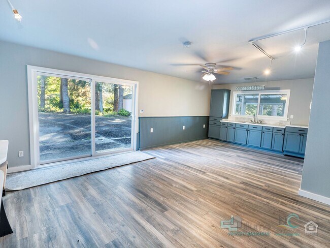 Building Photo - Spacious Single Family Home in Seaside!!!