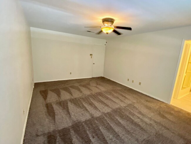 Building Photo - Shreveport LA 71115 - 3 br 2.5 ba townhome...