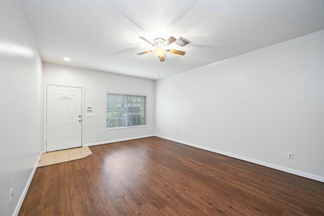 Building Photo - Delightful 2BR, Den /2.5BA Townhouse (Townhomes at Lighthouse Cove)