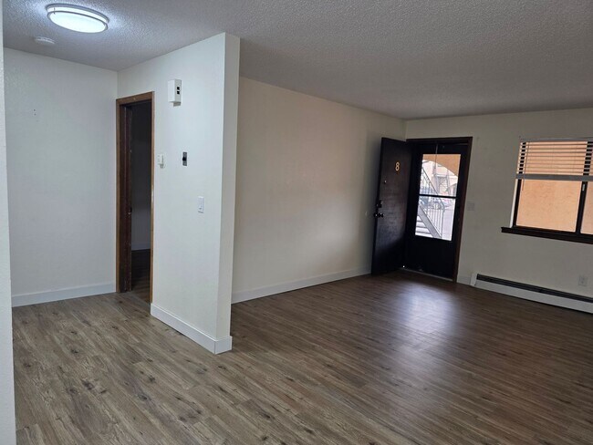 Building Photo - Remodeled 2 Bedroom, 1 Bathroom Apartment- Close to shopping!