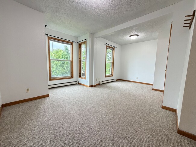 Building Photo - Upper Level 2 Bedroom Apartment - AVAILABLE TODAY