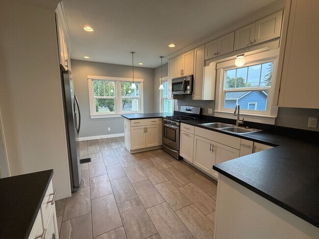 Building Photo - 3 Bedroom 1.5 Bath Single Family house on ...