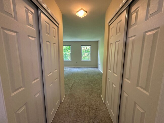 Building Photo - 2 bedrooms, 2.5 bathrooms