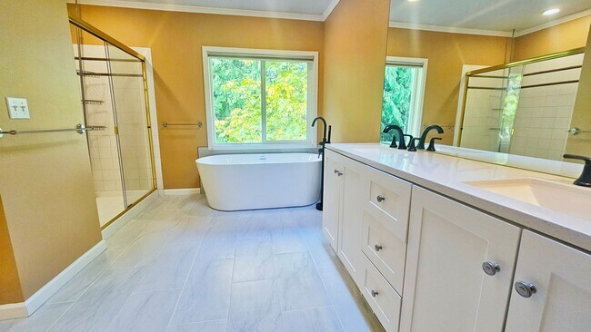 Building Photo - Beautiful 4 Bed 2.5 Bath  3190 sq ft Home in Lakemont, Bellevue