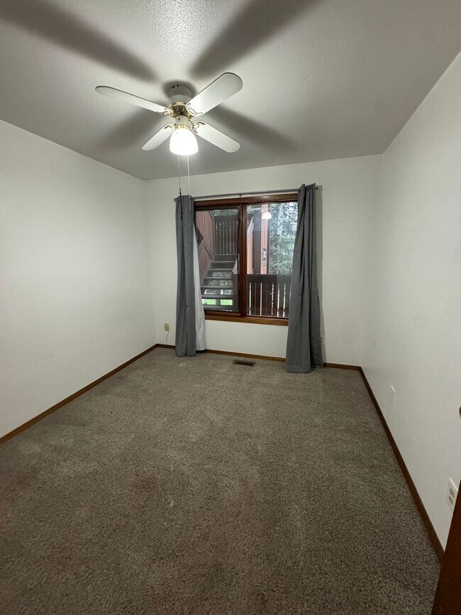 Building Photo - 7202 Foxridge Cir