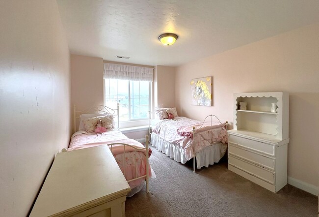 Building Photo - Welcome to this charming 3 bed 2.5 bath home with access to a community pool, just off Deer Flat ...