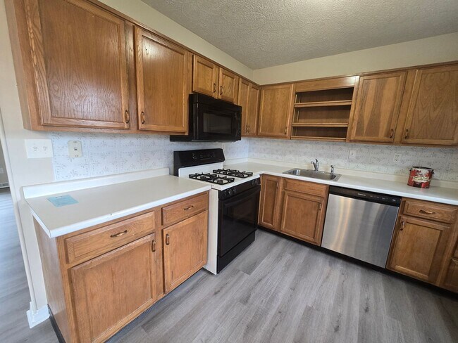 Building Photo - 3 Bedroom Split Entry - Gateway School District