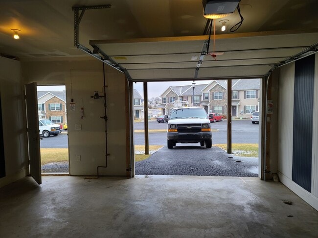 Building Photo - 3 Bedroom 2 1/2 bath end unit Townhome for Rent in Waynesboro