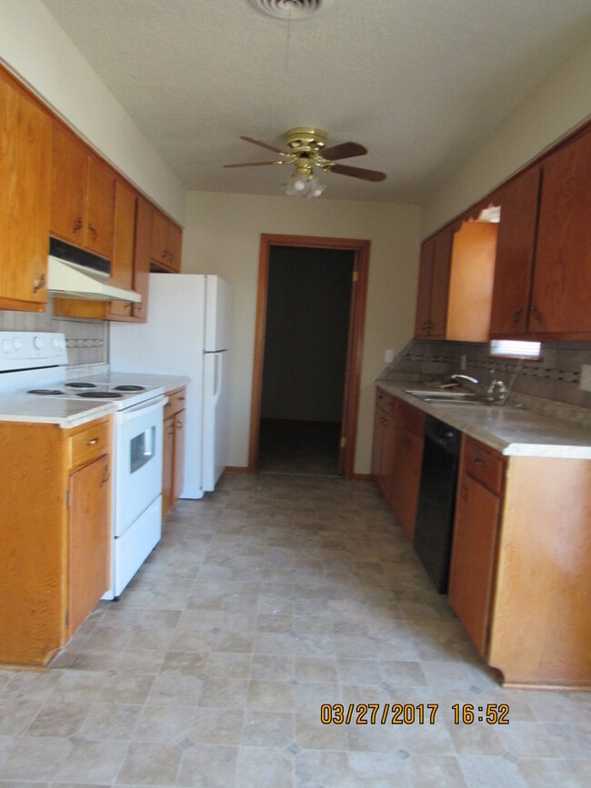 Building Photo - Pet Friendly Home!