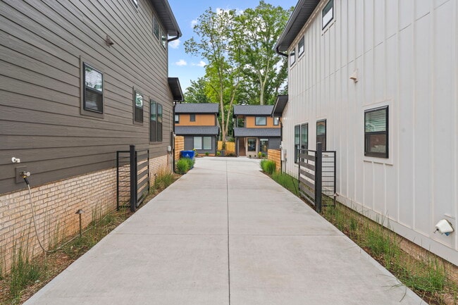 Building Photo - Medford Mews, Carriage House 319