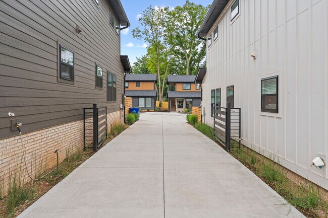 Building Photo - Medford Mews, Carriage House 323