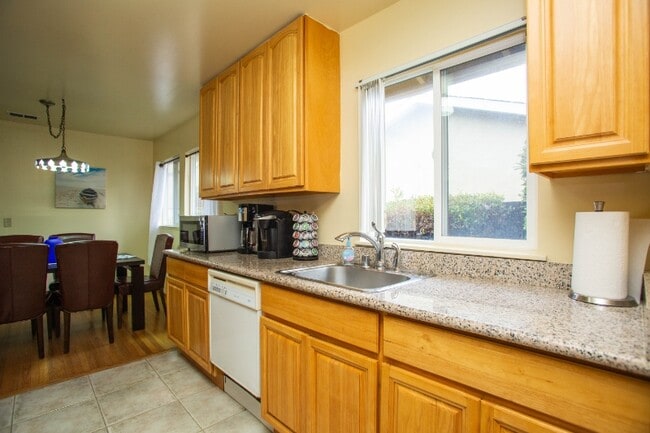 Building Photo - 1720 Crestwood Dr
