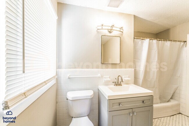 Building Photo - Discover this 3-bedroom, 1.5-bath home in Birmingham’s Spring Lake area!