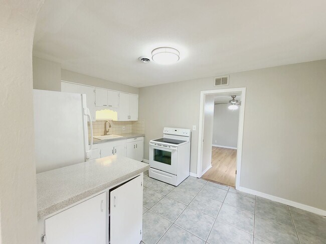 Building Photo - Three Bedroom One Bathroom Cottage in Palmetto Park, St. Petersburg