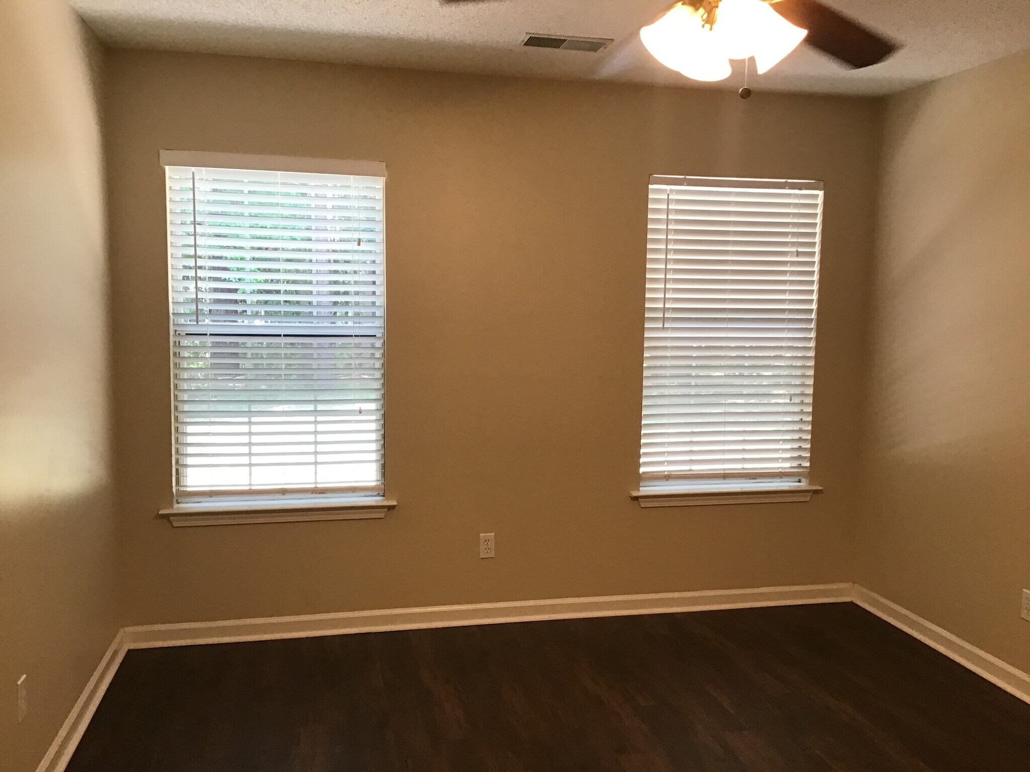 Building Photo - 634 Coopers Ln N