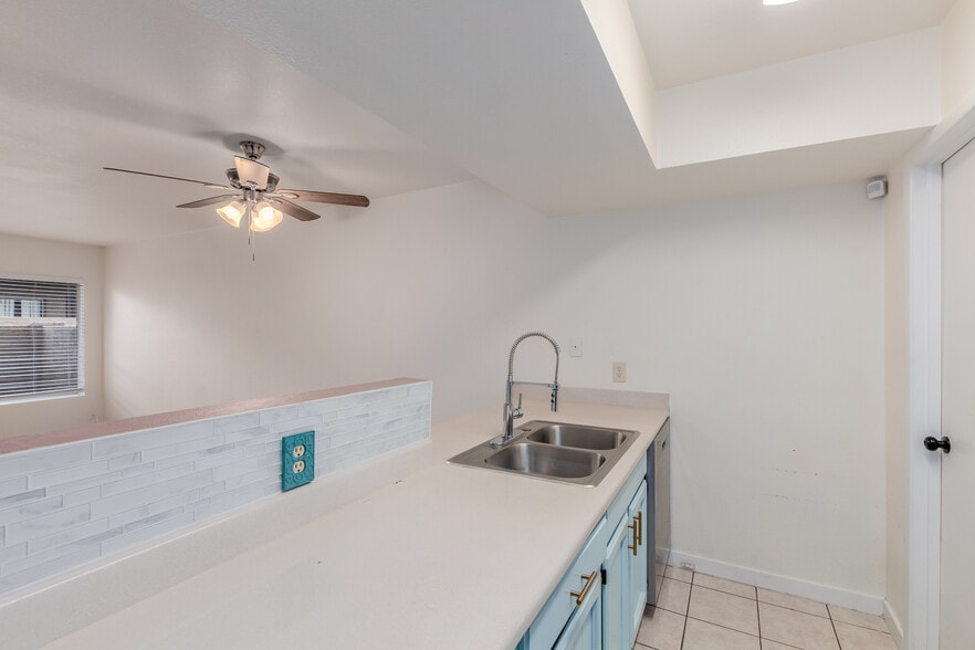 Building Photo - 925 W Peoria Ave