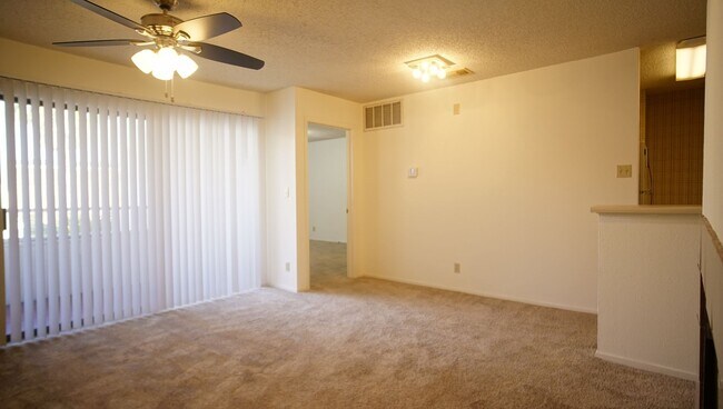 Building Photo - Charming 1/1 in Gated Community