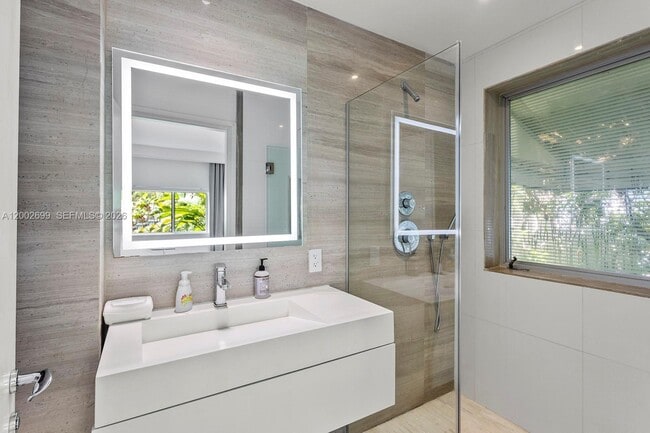 Building Photo - 570 NE 52nd Terrace