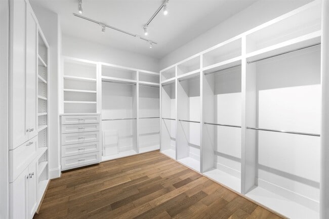 Building Photo - 11107 Savannah Oaks Ln