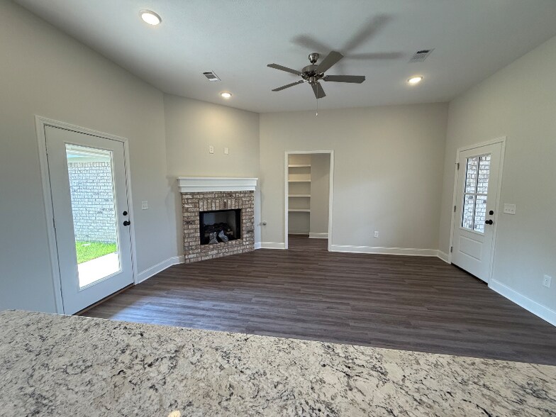 Building Photo - 124 Madisonville Dr