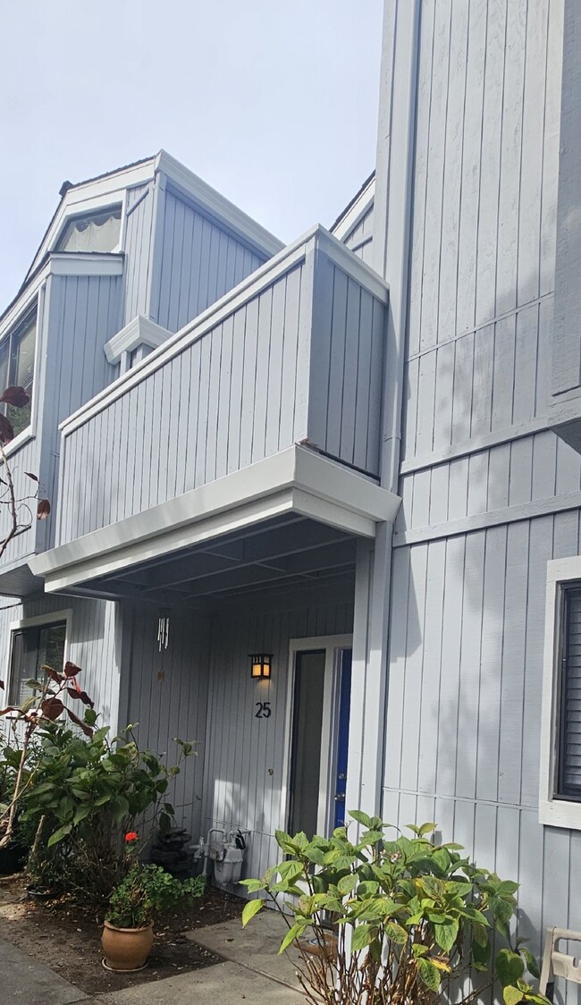 Charming Townhome w/Bonus Loft and fenced... - Charming Townhome  w/Bonus Loft and fenced...