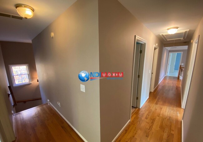 Building Photo - Spacious 6 bedrooms house in the NORTHVIEW...