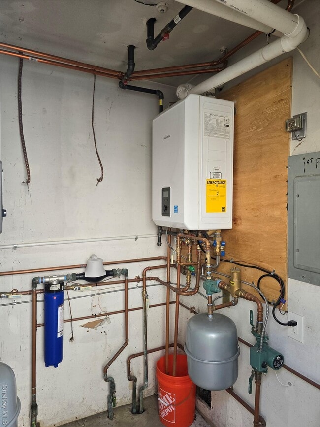 Building Photo - 359 E Pine St