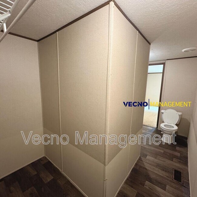 Building Photo - 842 Corinne Dr