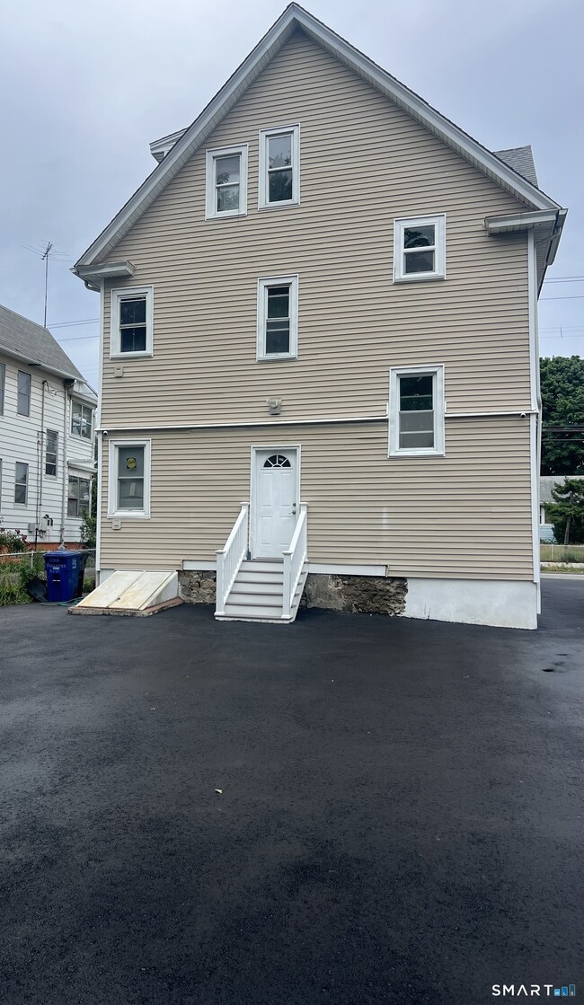 Building Photo - 137 Hollister Ave