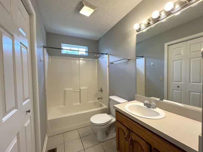 Building Photo - Excellent 3 Bedroom 2 Bath Home in West Nashville!