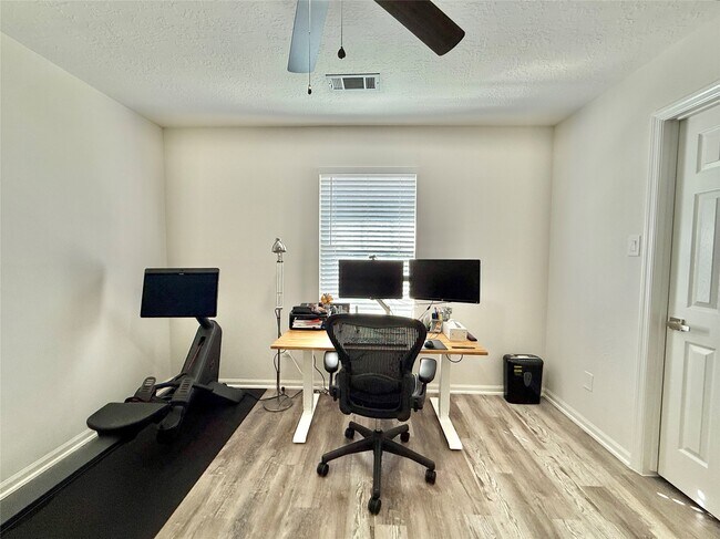 Building Photo - 2 Twin Feather Pl