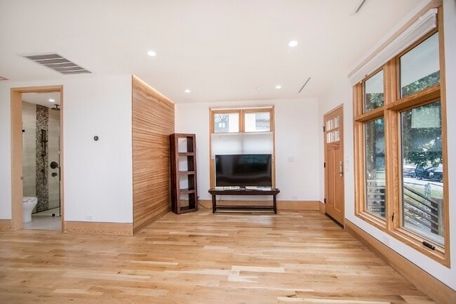 Building Photo - 811 E 23rd St