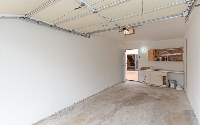 Building Photo - Great 2 BD Home in the Lake Park Terrace C...