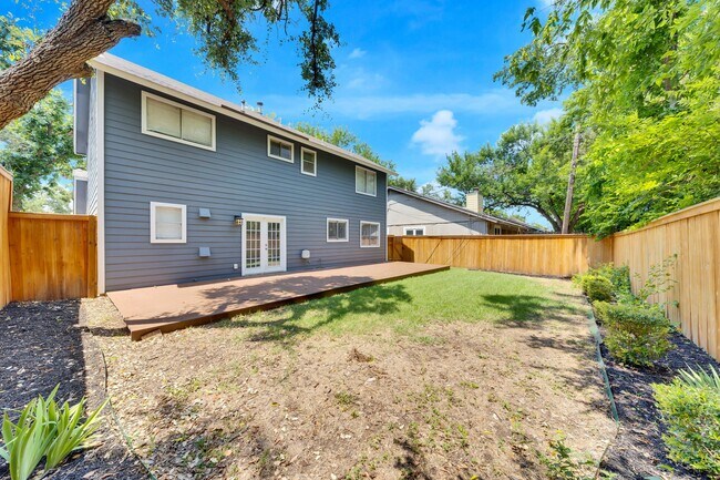 Building Photo - 9731 Meadowheath Dr