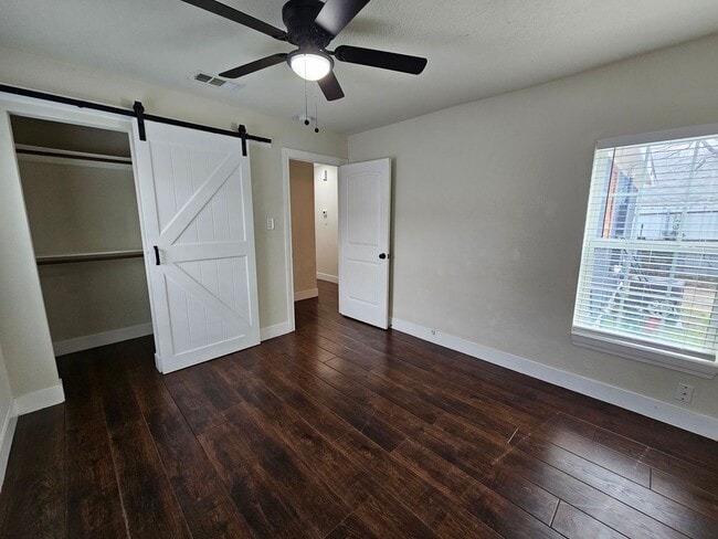 Building Photo - Near Bishop Arts District 2-bedroom, 1-bath duplex