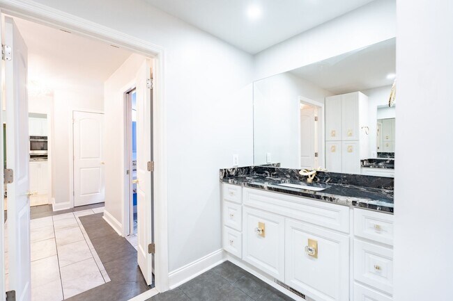 Building Photo - 607 3rd St Ext