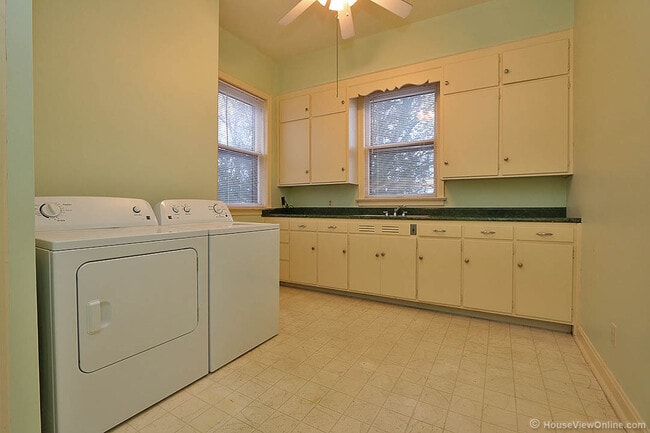 Building Photo - Three Story House Close to SEMO - June 2026- May 2027 Lease