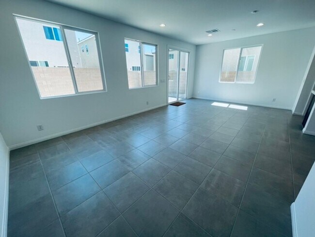 Building Photo - BEAUTIFUL 4 BEDROOM + LOFT HOME LOCATED IN...
