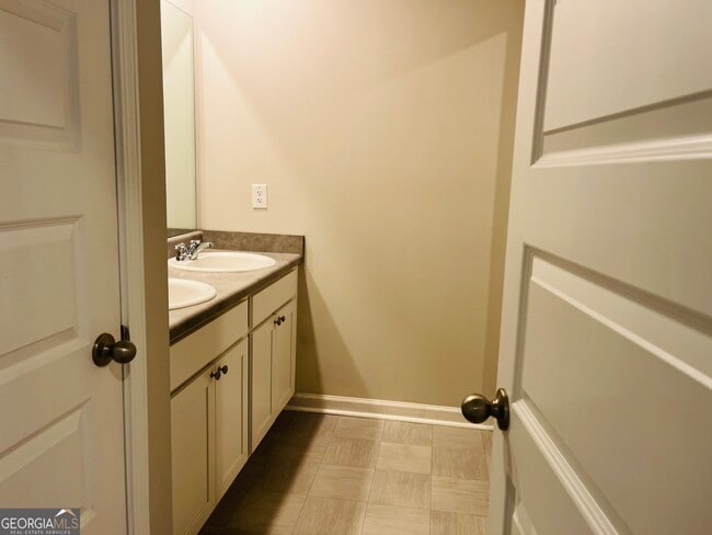 Building Photo - 138 Silver Birch Pass
