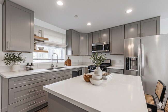 Building Photo - 1121 N Berendo St