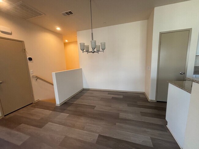 Building Photo - *** $500 Move in special if lease is signe...