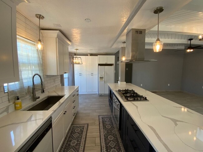 Building Photo - 3 Bedroom Single Story Home Available Near...