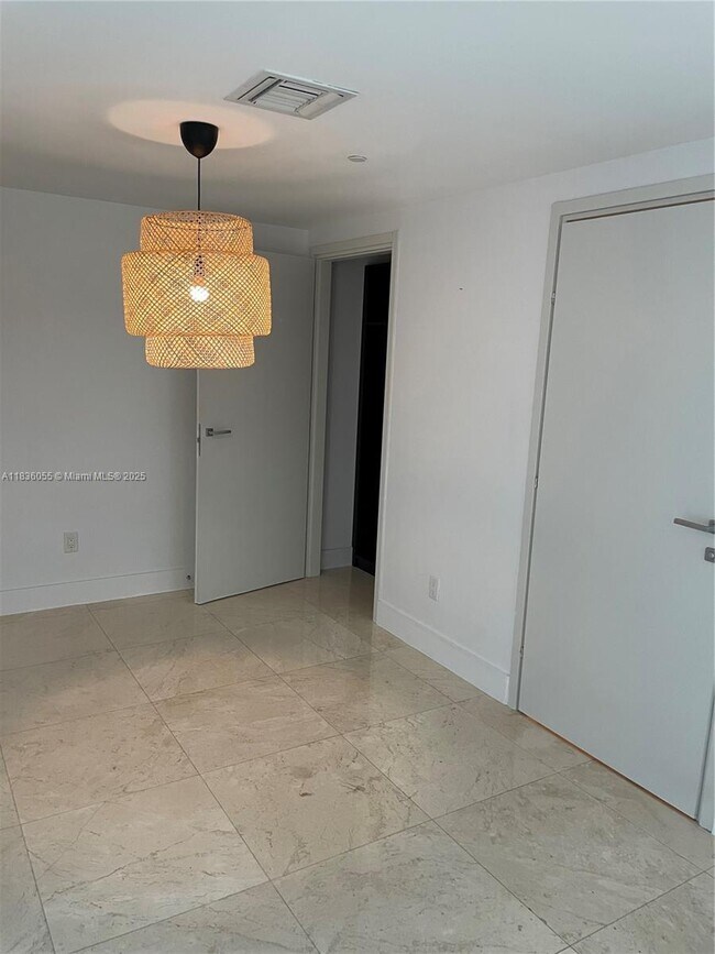 Building Photo - 1300 Brickell Bay Dr