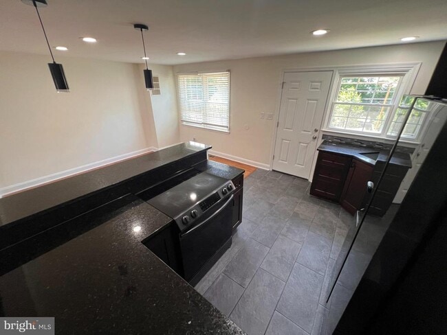 Building Photo - 1583 Doxbury Rd