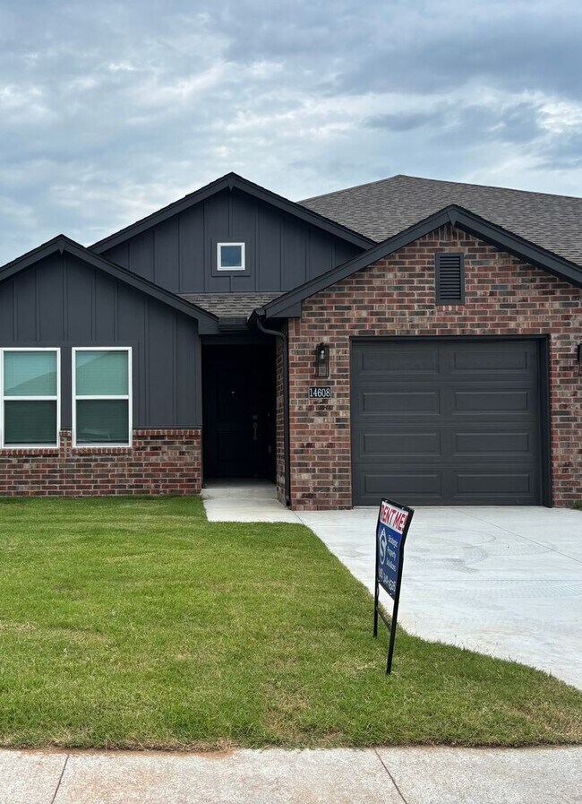 Building Photo - Brand New Duplex!