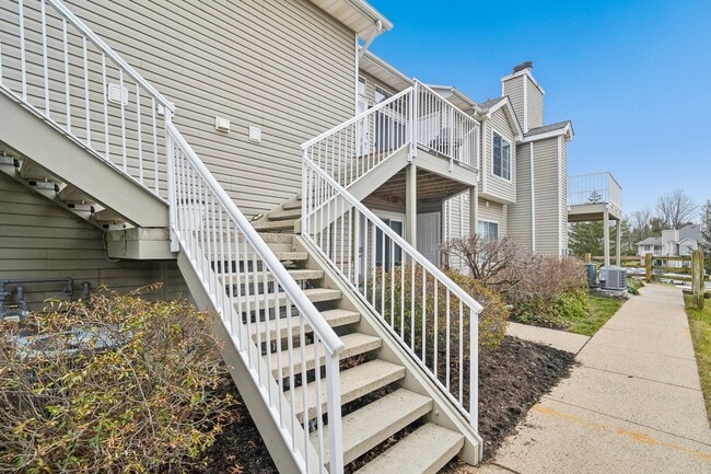 Building Photo - 6 Ray Ct