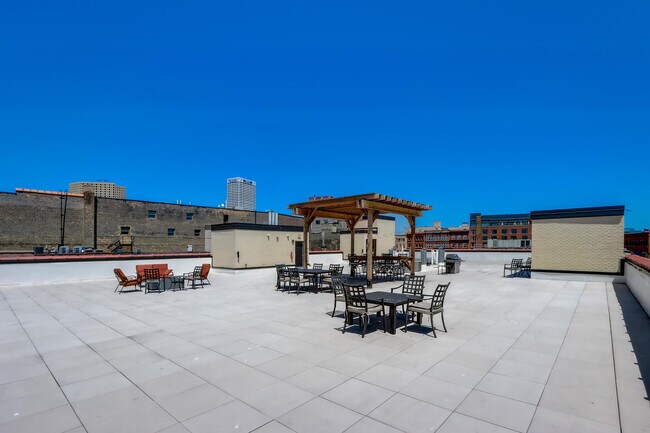 Building Photo - 226 N Water St