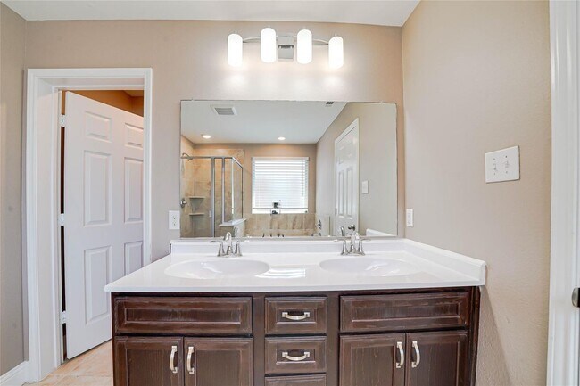 Building Photo - 410 Club House Dr