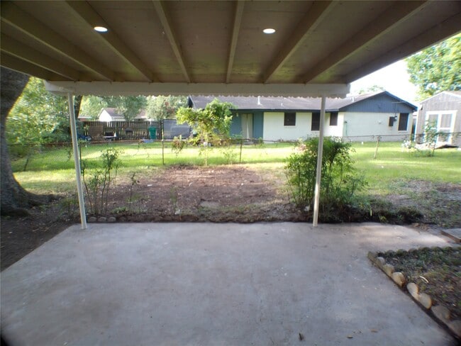 Building Photo - 601 Fresa Rd
