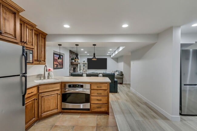 Building Photo - Beautiful 5-Bedroom Home in Sandy!